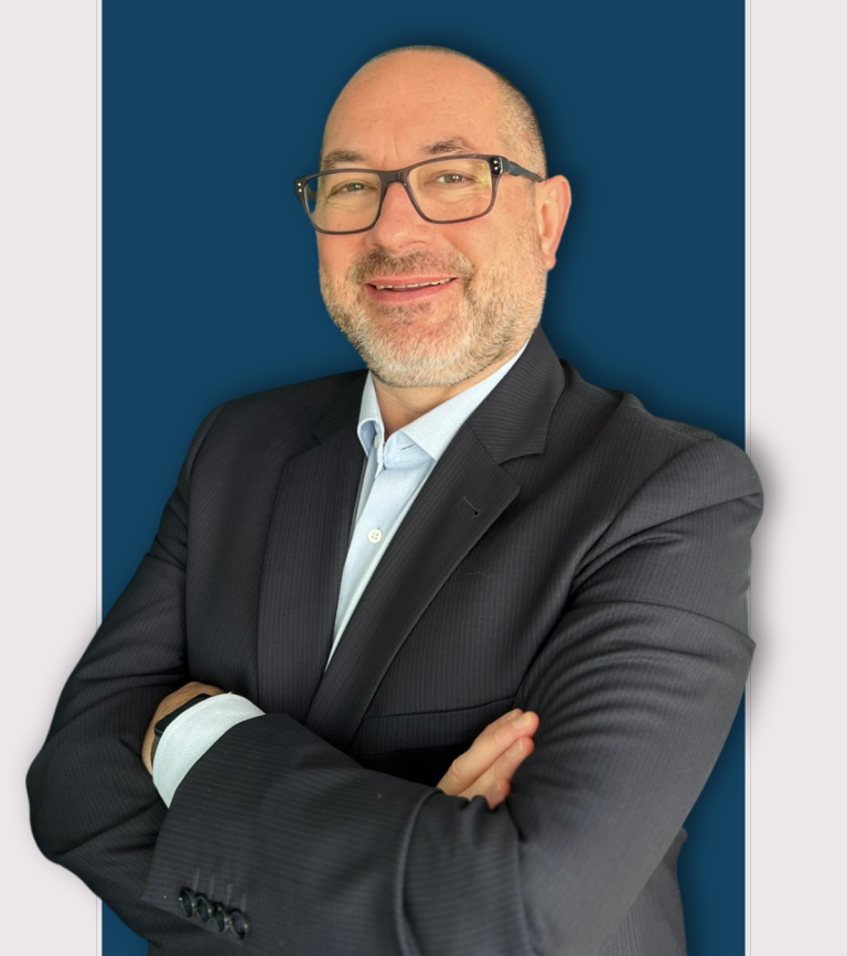 Groupe de travail Groupe divers de personnes discutant autour d'un tableau dans un environnement lumineux.